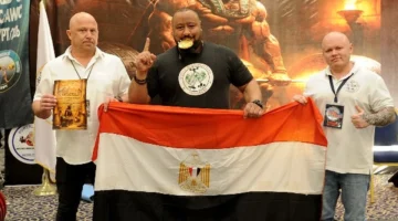 تكريم عاطفي الذهبية العالمية يقدمها حامد خلاف لوالده الراحل